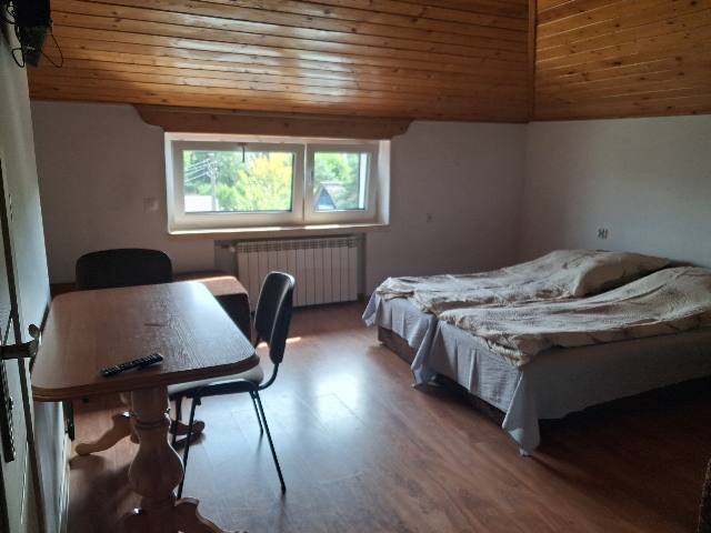 Pokój pod drewnianym sufitem