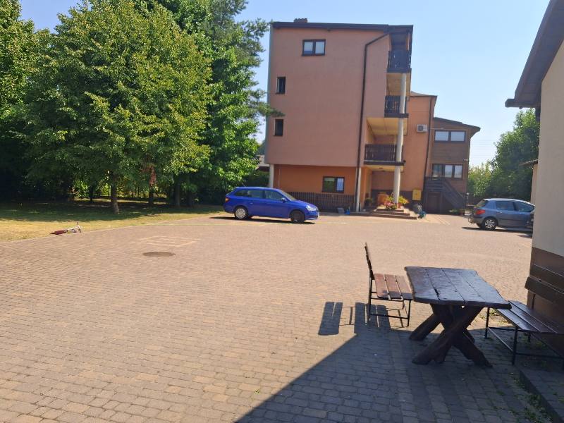 Podwórze i budynek Noclegi u Anny